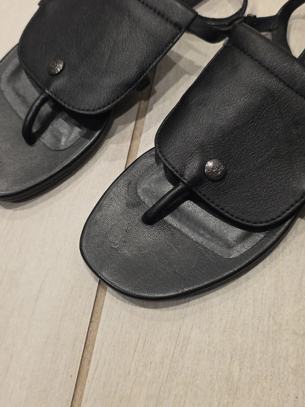Longchamp Shield sandals feature a distinctive front pouch detail. - Picture 5 of 6